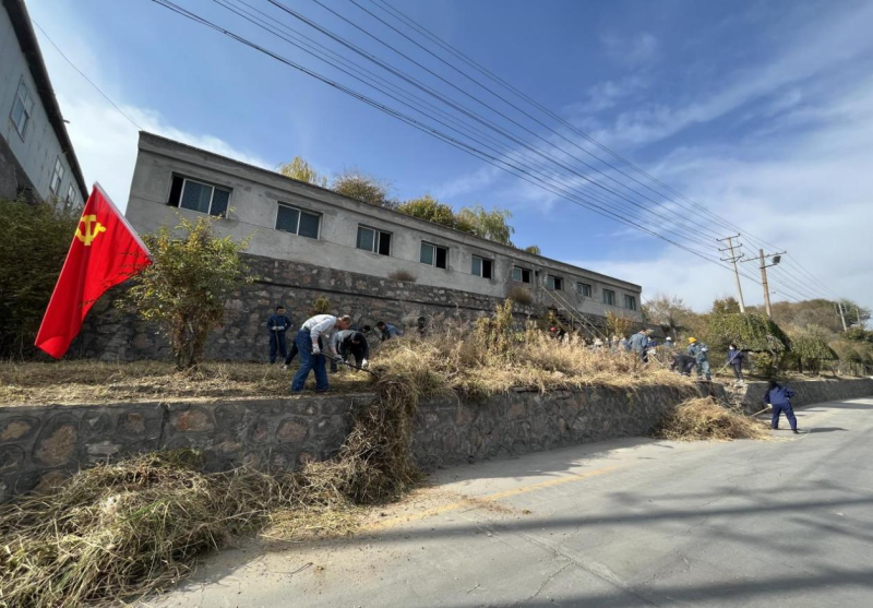 有工投黨員干部、團(tuán)員青年的耕耘那處便是公司最美麗的一角-----物產(chǎn)工投公司開展環(huán)境專項(xiàng)整治主題黨日、團(tuán)日活動(dòng)