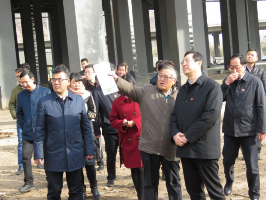 省委常委、西寧市委書記王曉在青海省物產(chǎn)集團(tuán)總公司黨委書記、總經(jīng)理王玉輝陪同下，深入青海物產(chǎn)朝陽(yáng)物流園區(qū)。