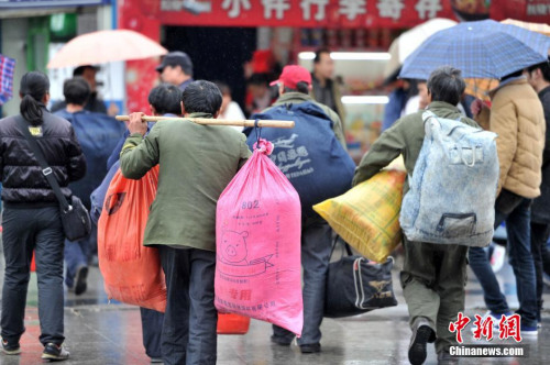 聚焦春節(jié)“恐歸族”：近鄉(xiāng)情怯，恐懼何來(lái)？(圖)